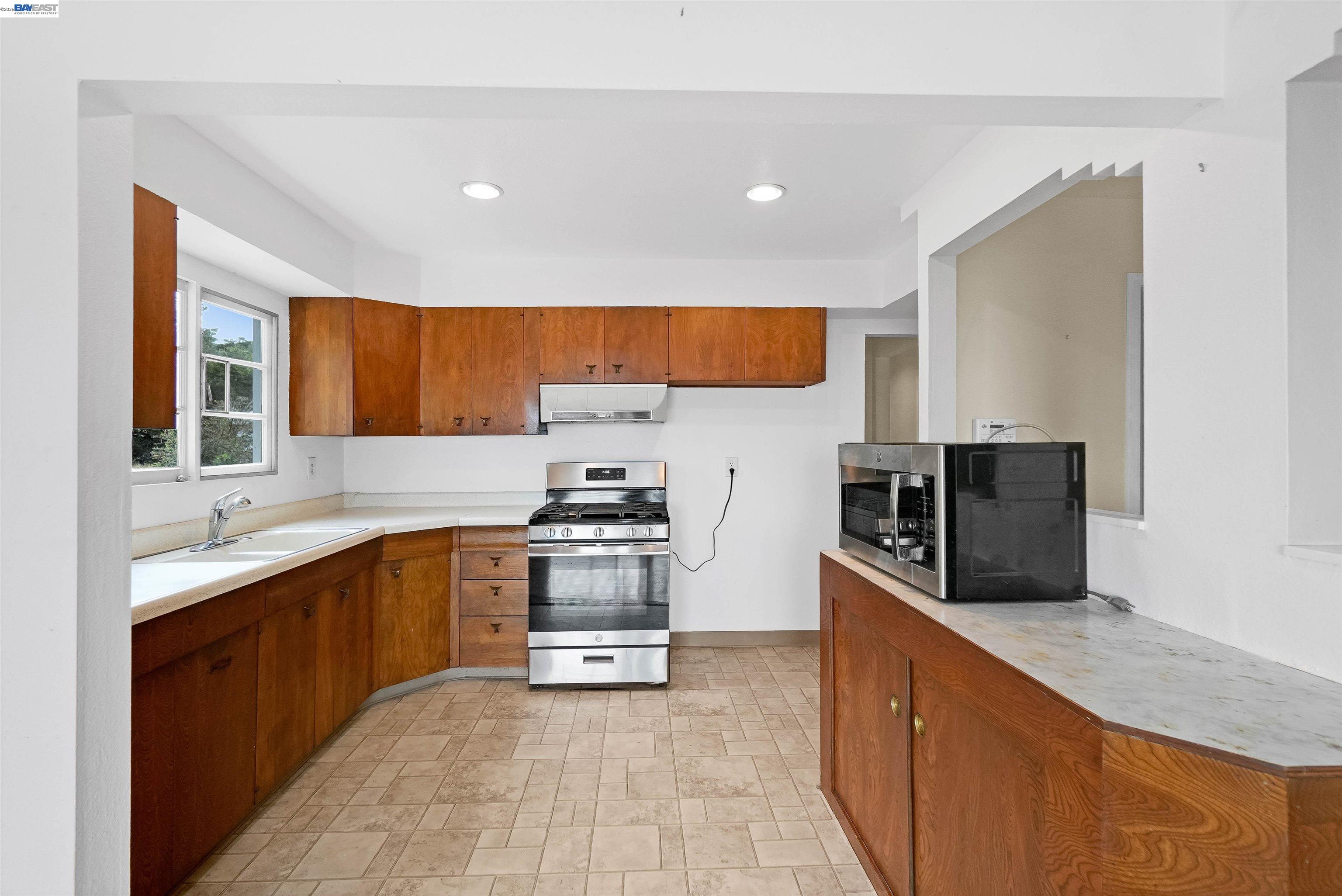 26027 Clover Road Hayward, CA 94542 - Photo 17 of 62