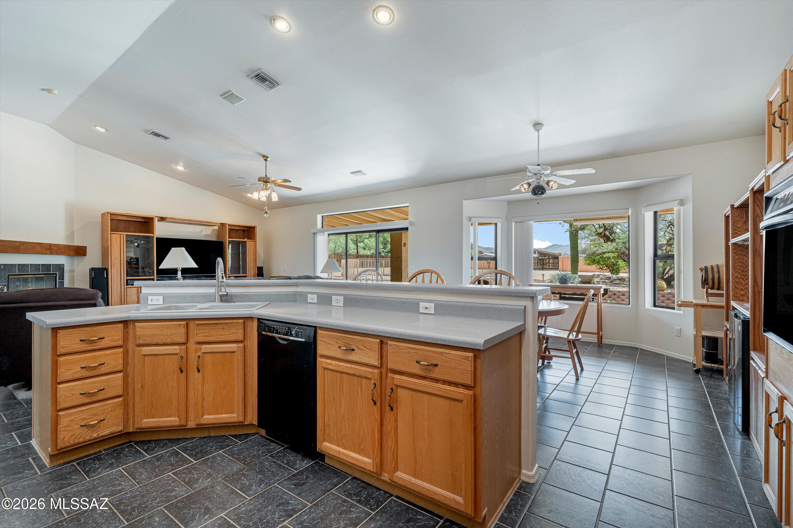 4940 North Castle Ridge Road Tucson, AZ 85749 - Photo 13 of 43 15-Kitchen