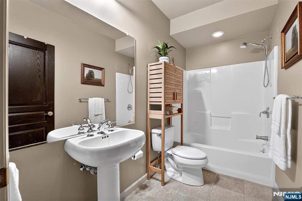 4 Generals Lane Totowa, NJ 07512 - Photo 42 of 46