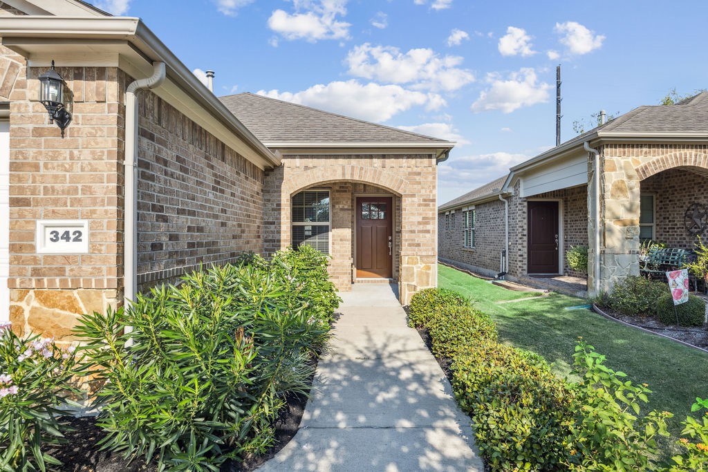 342 Ranch House Lane Richmond, TX 77469 - Photo 2 of 17 a front view of a house with garden