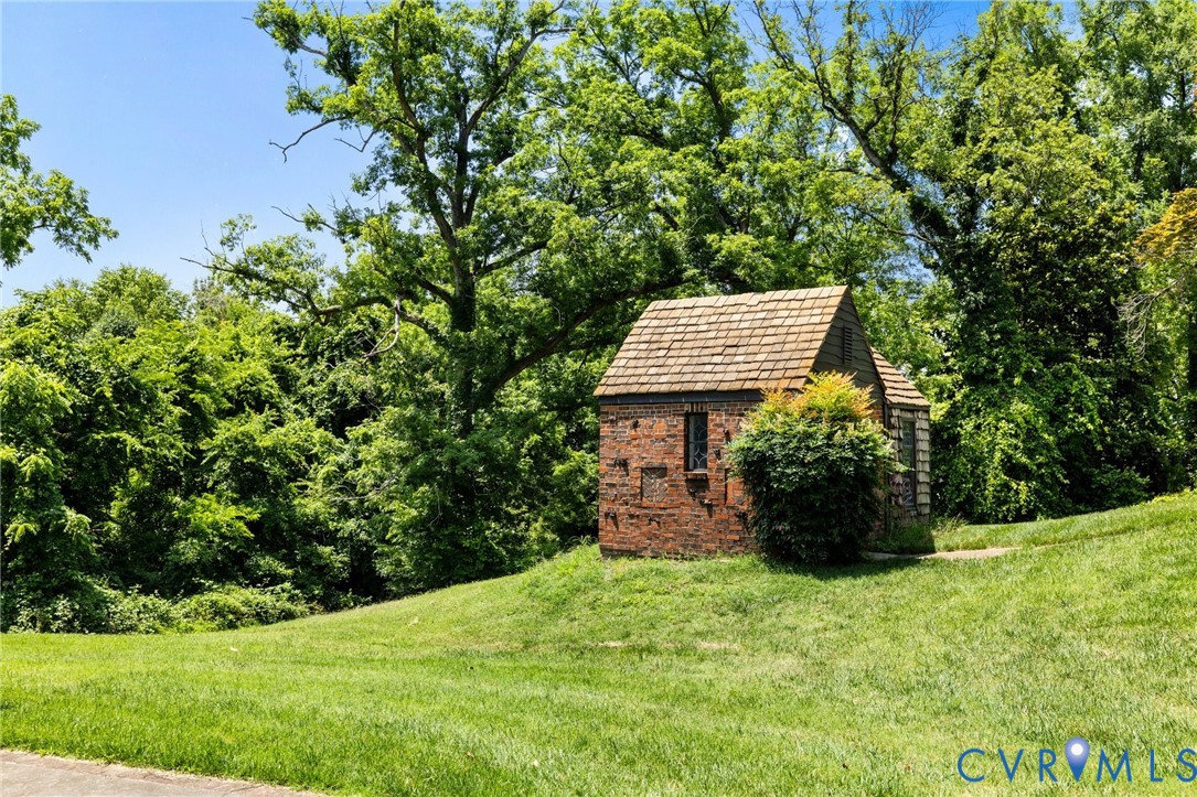 701 Appomattox Street Hopewell, VA 23860 - Photo 29 of 32 a view of a backyard with plants