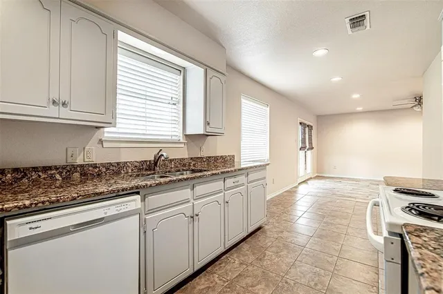 $1,695 | 208 Chevy Chase Drive, Fort Worth, TX 76134