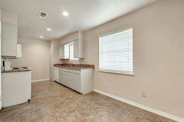 $1,695 | 208 Chevy Chase Drive, Fort Worth, TX 76134