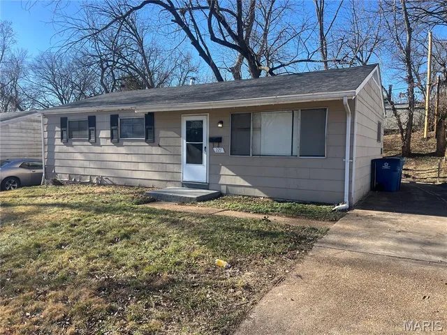 $129,900 | 227 Meadowcrest Drive, St. Louis, MO 63135
