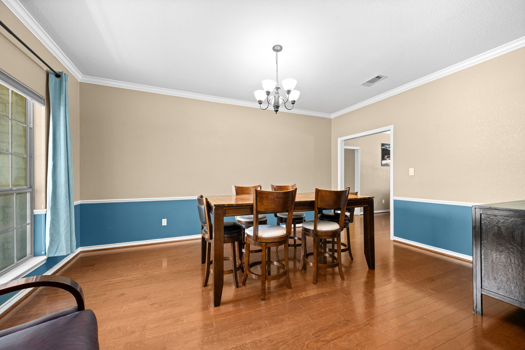 108 Thornwood Road Georgetown, TX 78628 - Photo 4 of 40 Hardwood floors and crisp crown molding frame this inviting, generously proportioned room.