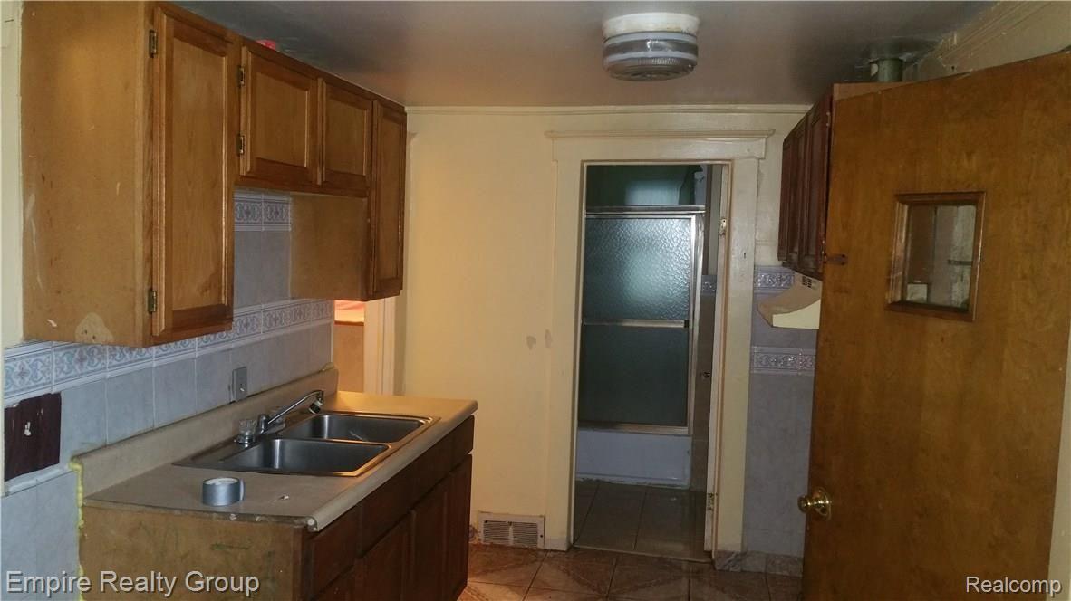 2928 Roulo Street Dearborn, MI 48120 - Photo 13 of 17 20170602_201943.jpg