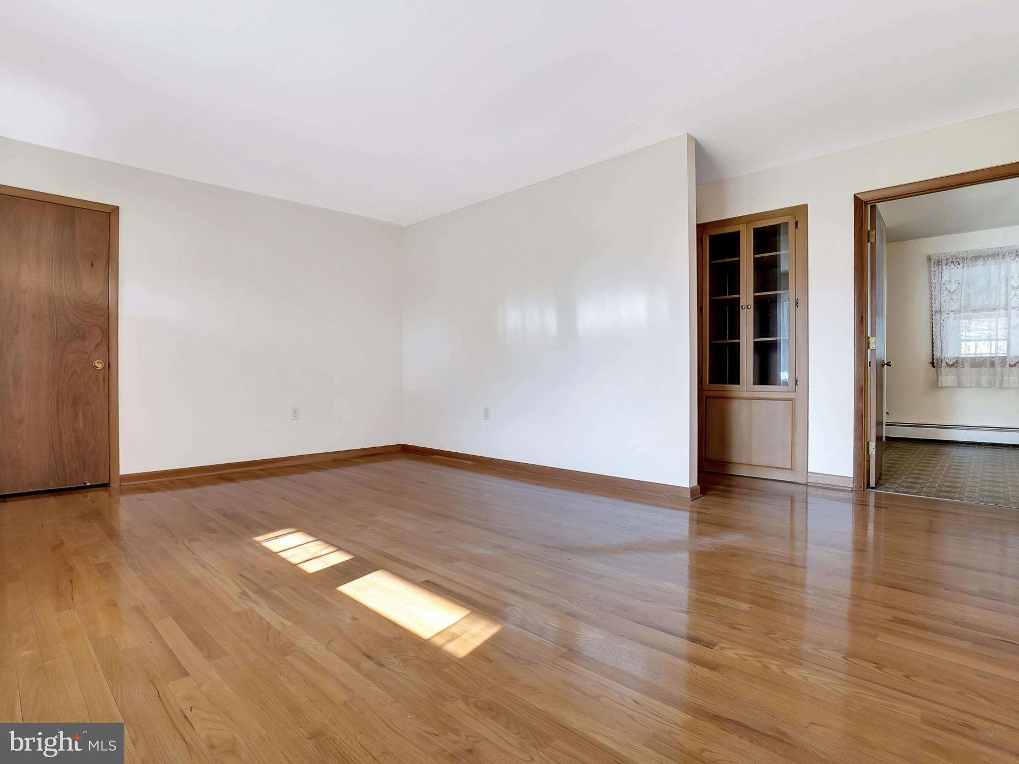 11412 Daysville Road Frederick, MD 21701 - Photo 4 of 50 Living Room