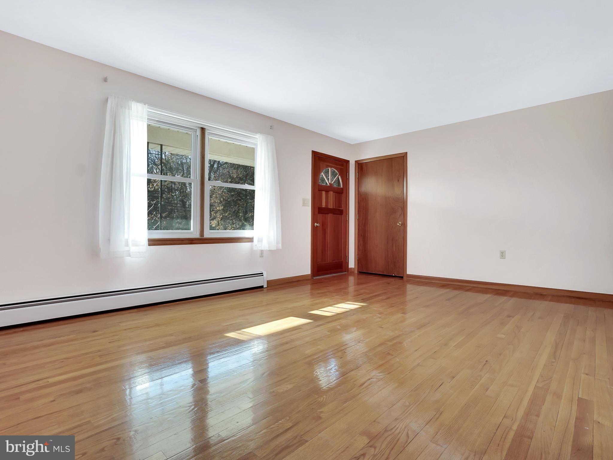 11412 Daysville Road Frederick, MD 21701 - Photo 5 of 50 Living Room