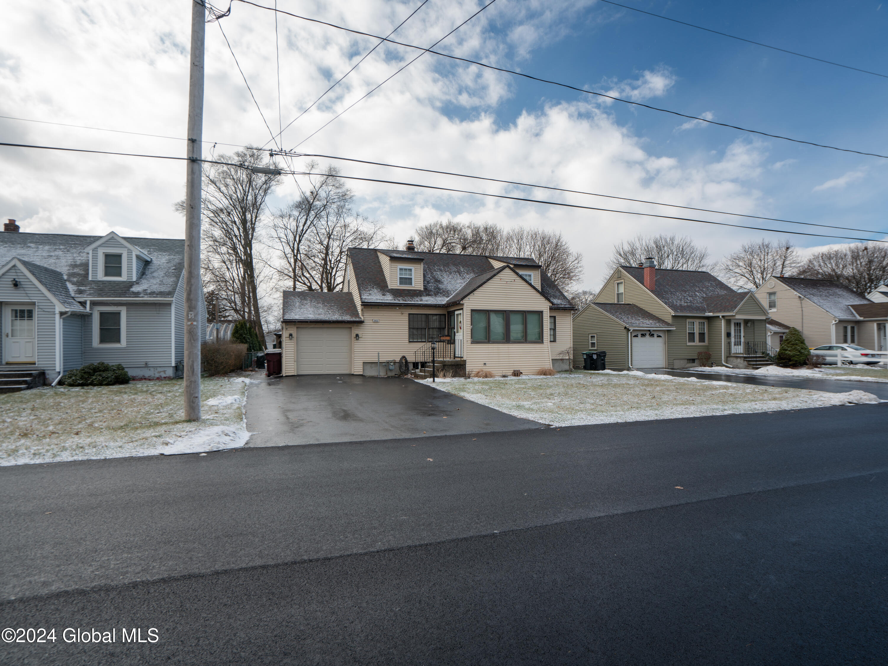 2033 Careleon Road Schenectady, NY 12303 - Photo 23 of 43 DSC06531