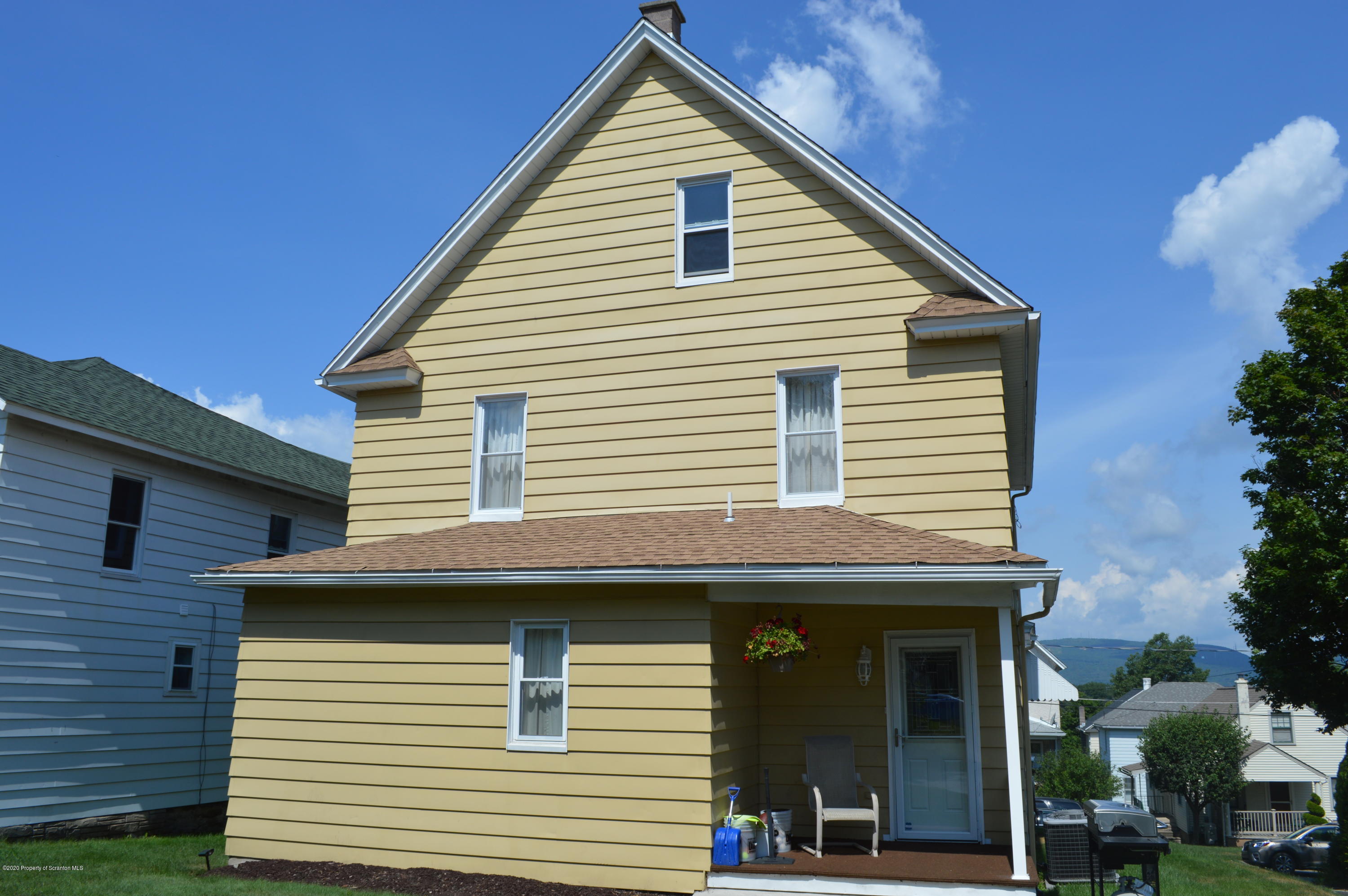 323 Spring Street Dunmore, PA 18512 - Photo 3 of 21 Gallery Image 3