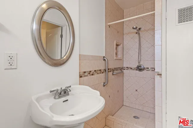 a view of utility room with washer and dryer