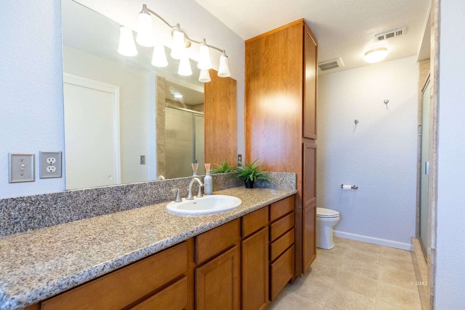 1960 Autumn Avenue Ridgecrest, CA 93555 - Photo 21 of 37 a bathroom with a granite countertop sink and a mirror