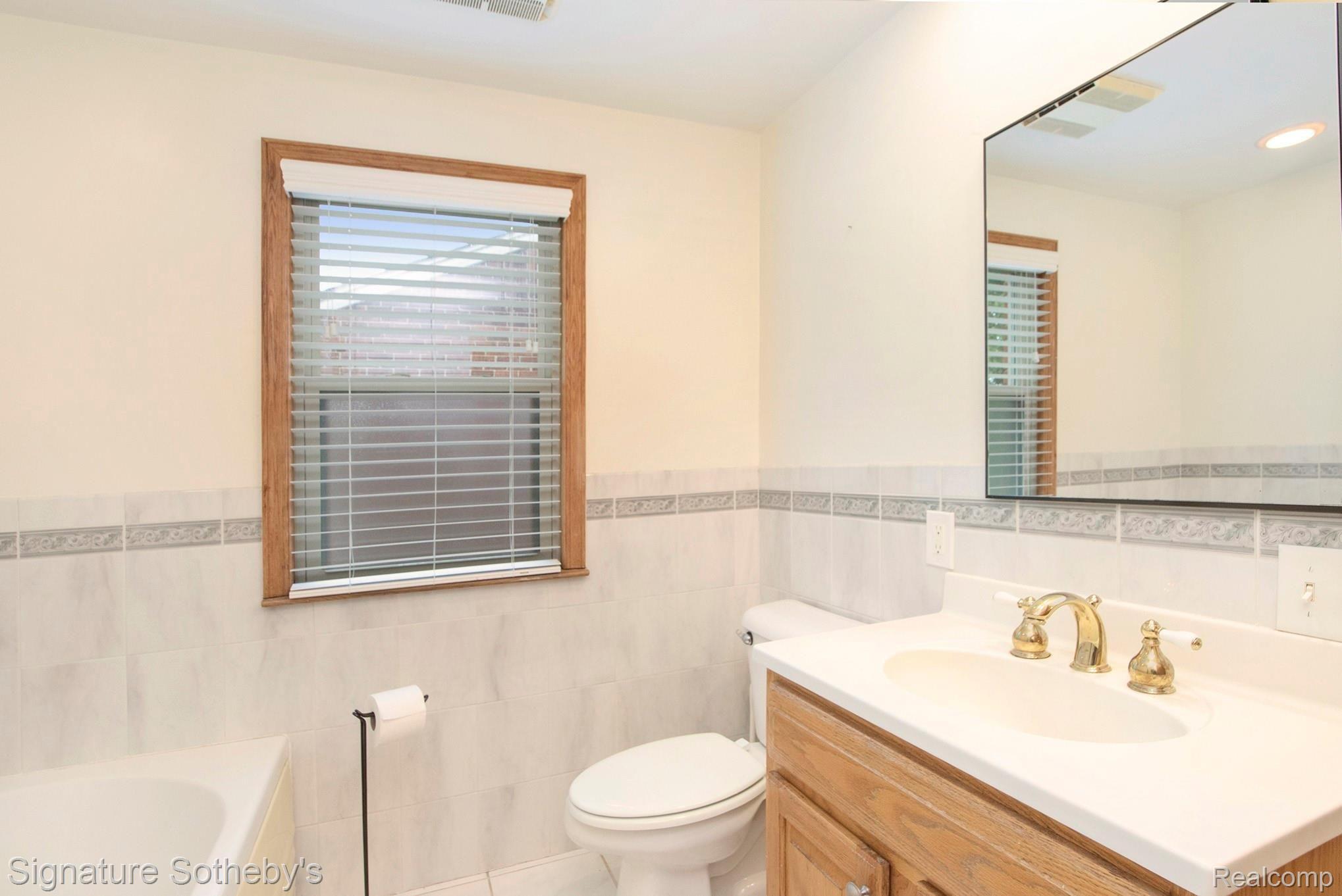 1964 Prestwick Road Grosse Pointe, MI 48236 - Photo 23 of 37 BPG_1854.jpg