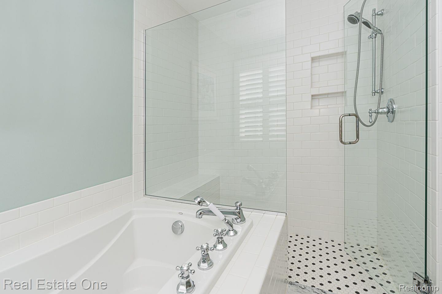 725 Renshaw Street Rochester, MI 48307 - Photo 25 of 47 Primary bath