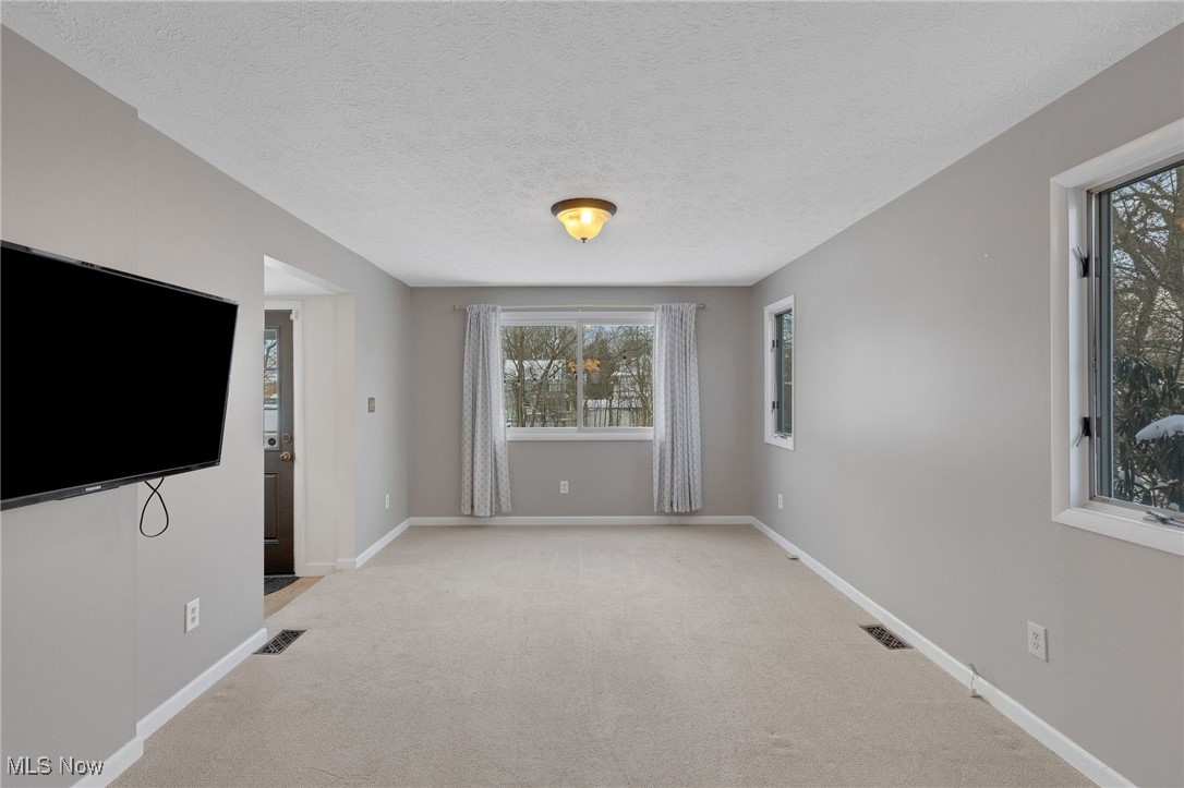 2542 Queenston Road Cleveland, OH 44118 - Photo 15 of 36
