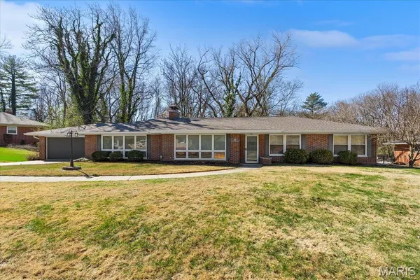 $299,900 | 207 Country Club Lane, Belleville, IL 62223
