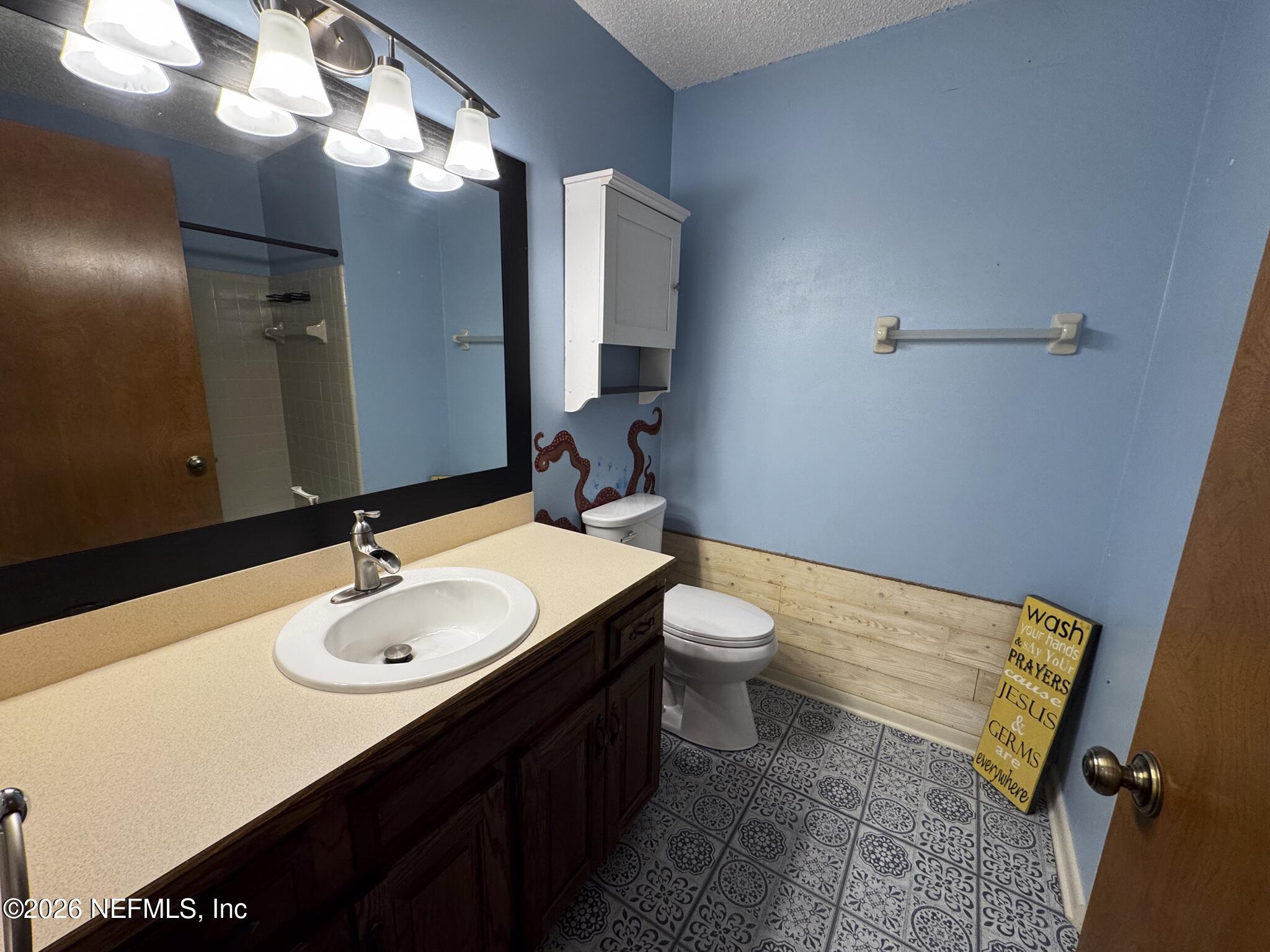 114 Mandarin Lake Road Melrose, FL 32666 - Photo 12 of 26 a bathroom with a sink and a mirror