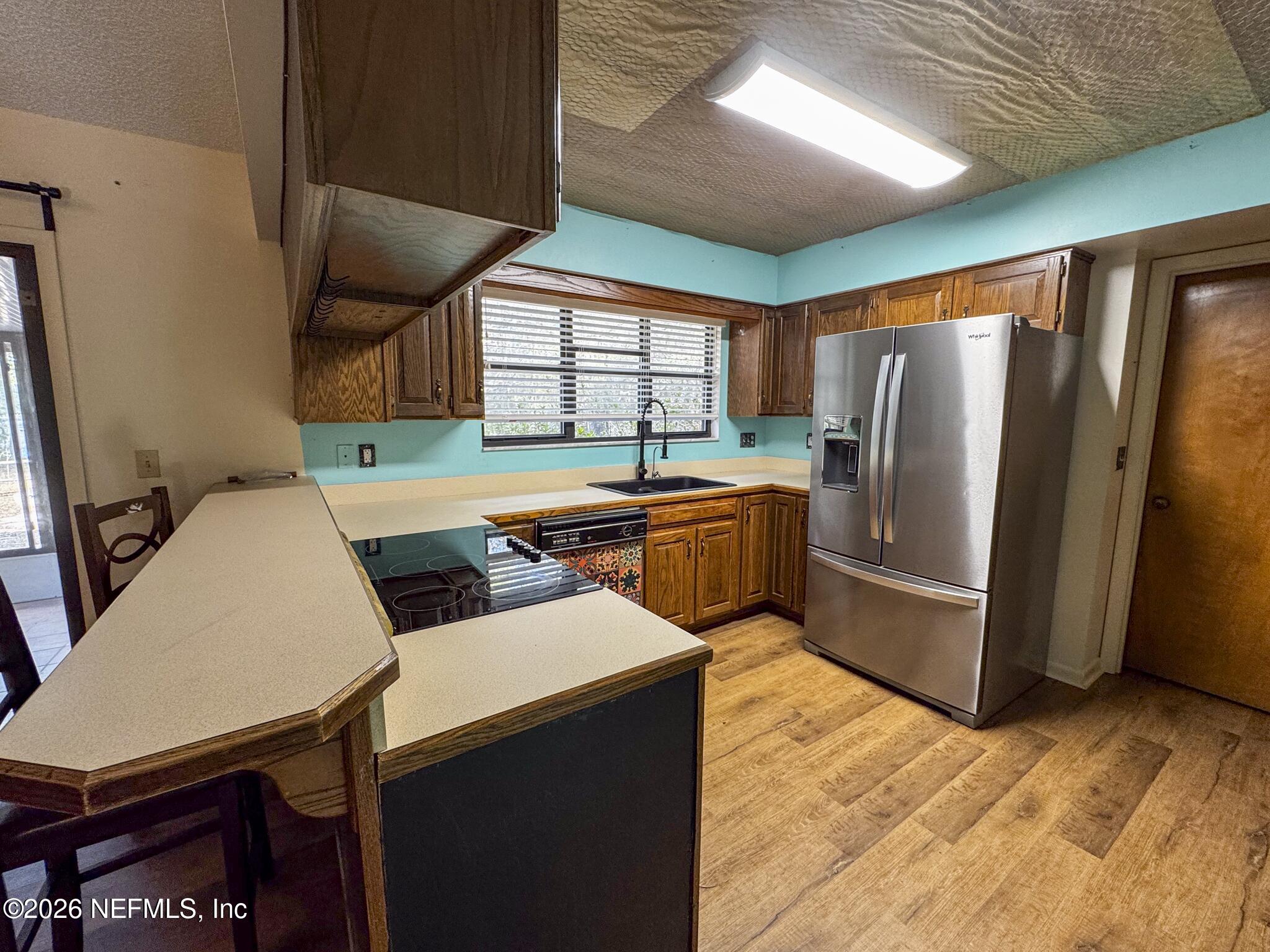 114 Mandarin Lake Road Melrose, FL 32666 - Photo 6 of 26 a kitchen with refrigerator and window