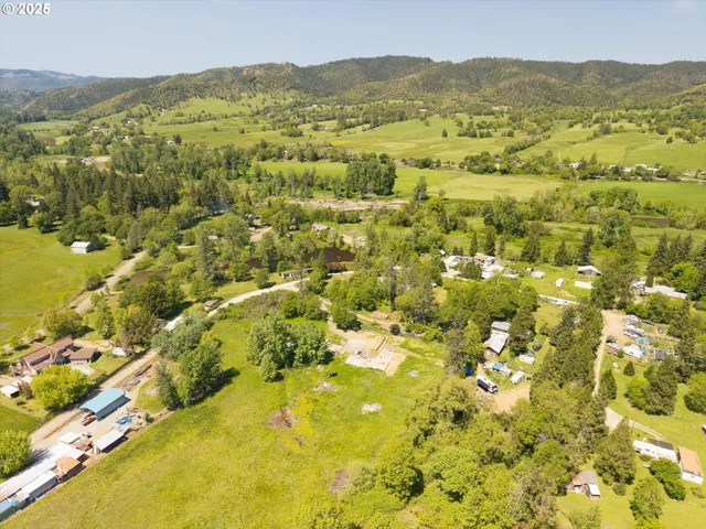 a view of an aerial view of residential houses with outdoor space