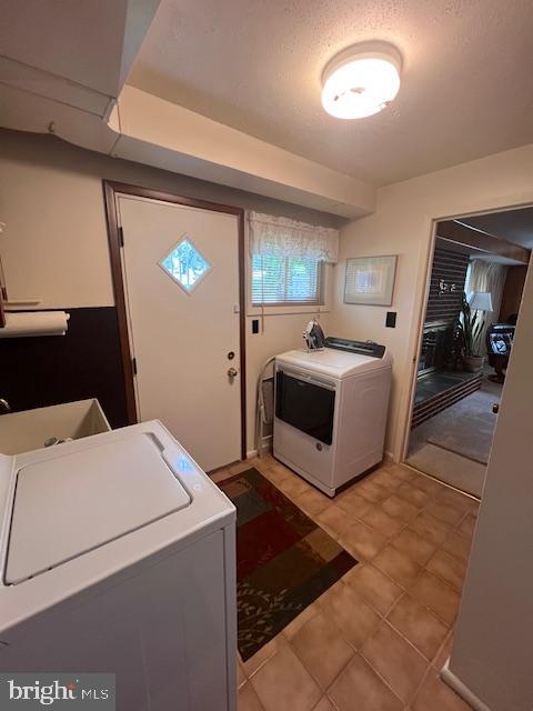 1425 Bucknell Road Wilmington, DE 19803 - Photo 31 of 36 a room with a bed and a mirror