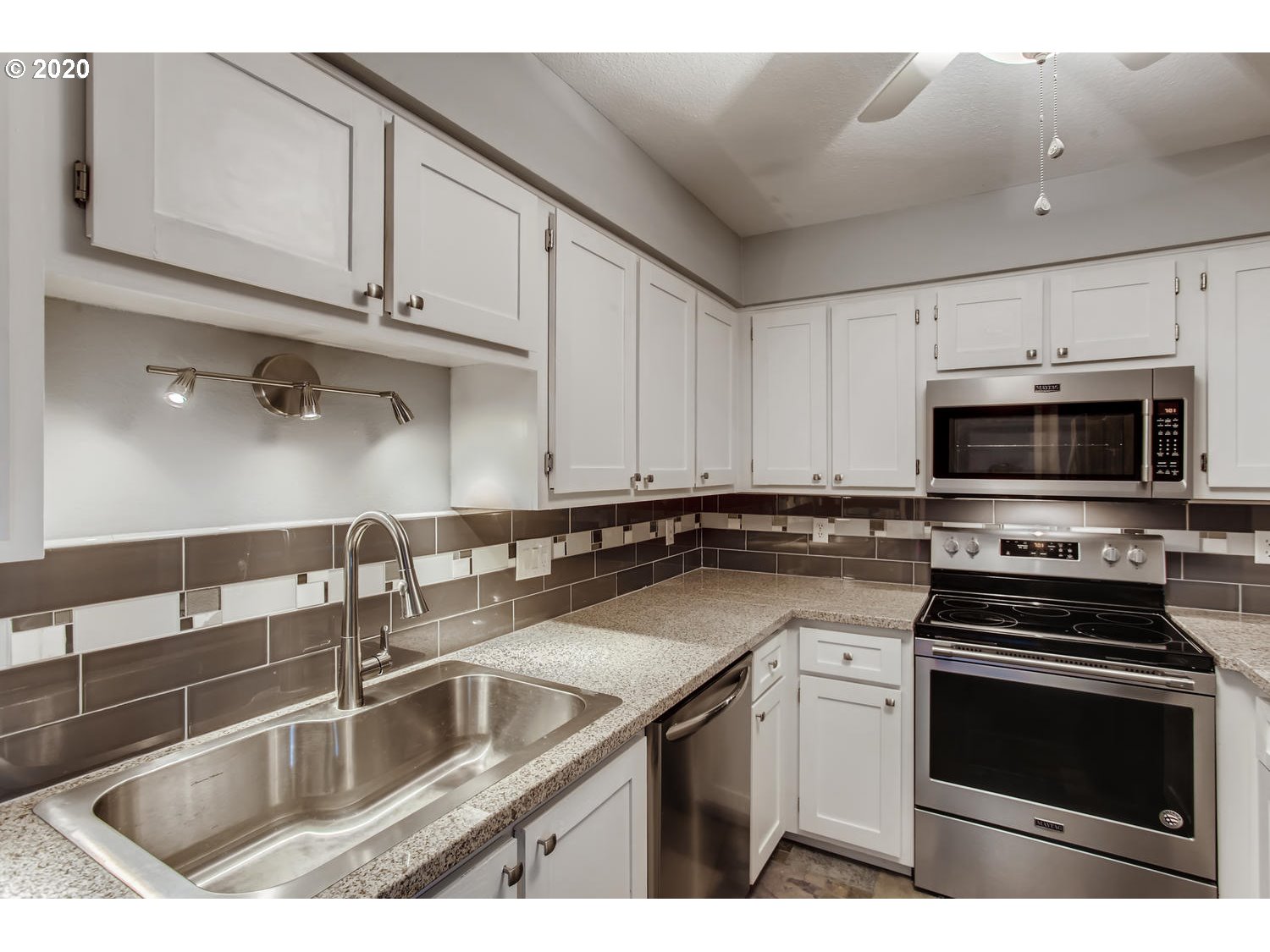 10660 Southwest Davies Road, Unit 31 Beaverton, OR 97008 - Photo 14 of 30
