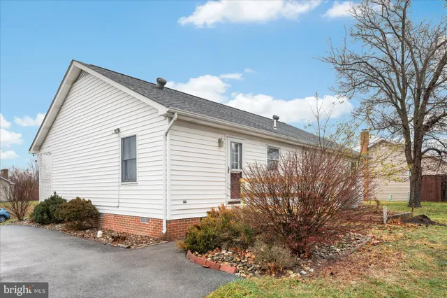 $349,900 | 213 Tanager Drive, Stephens City, VA 22655