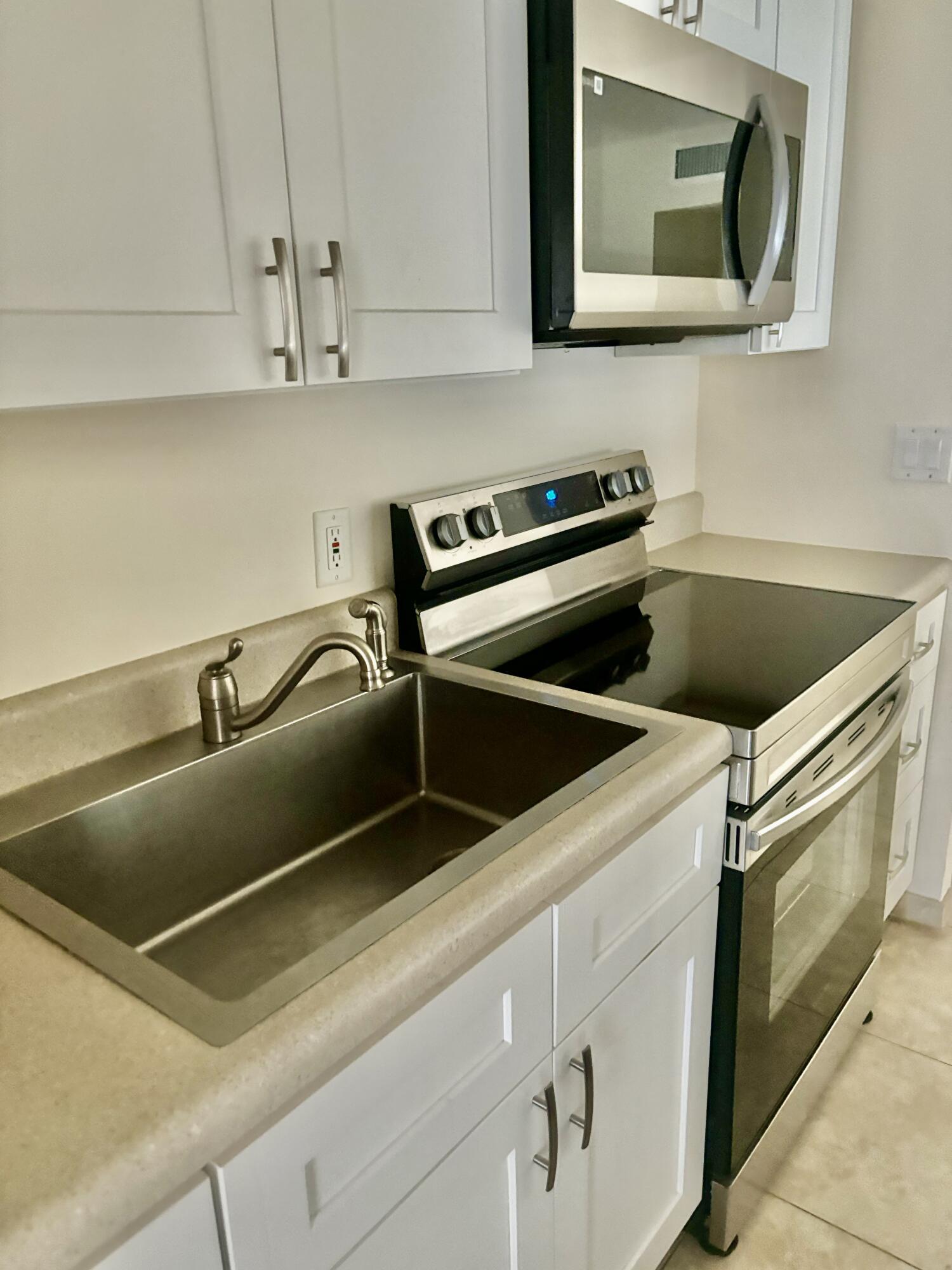 200 Main Boulevard, Unit 2D Boynton Beach, FL 33435 - Photo 6 of 26 a close view of washer and dryer