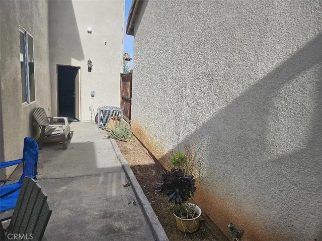 a view of a livingroom with wooden floor and ceiling fan