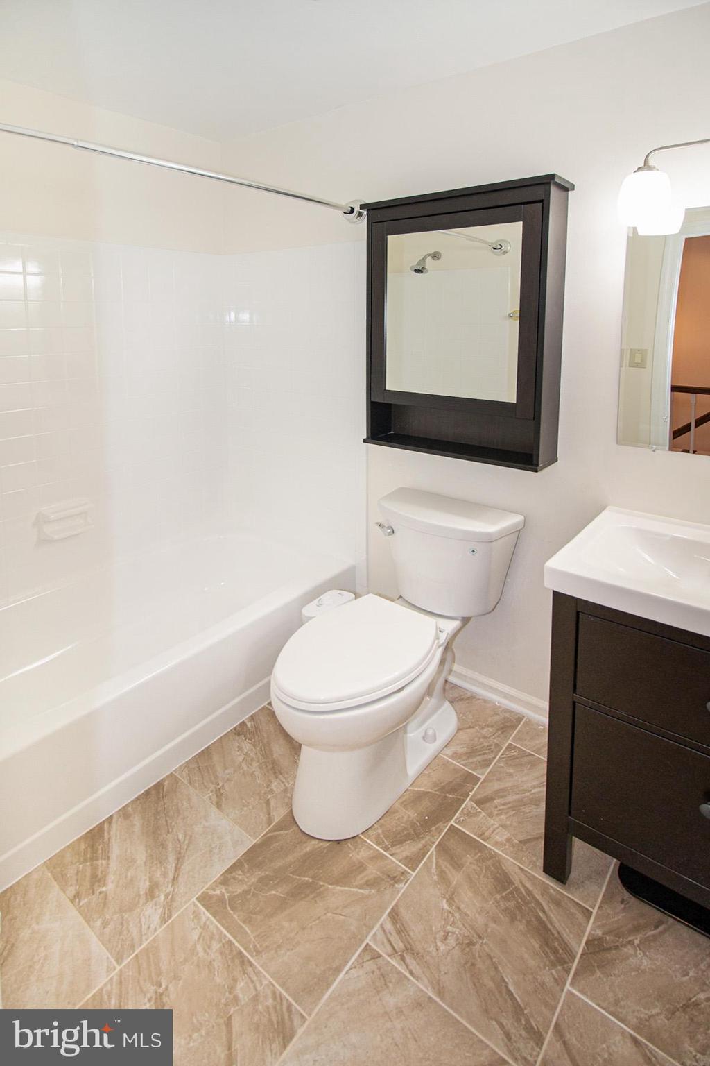5619 Ridge View Drive Alexandria, VA 22310 - Photo 25 of 36 2nd full Bath with tub/shower