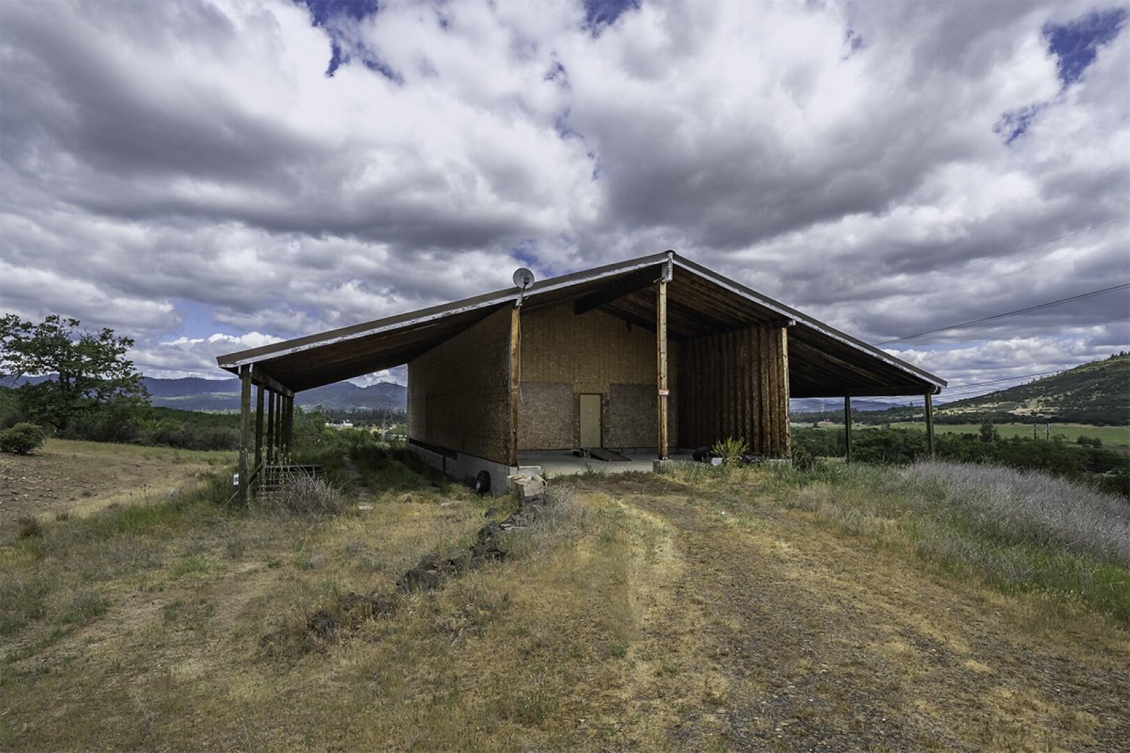 10177 Wheeler Road White City, OR 97503 - Photo 18 of 30 a backyard of house