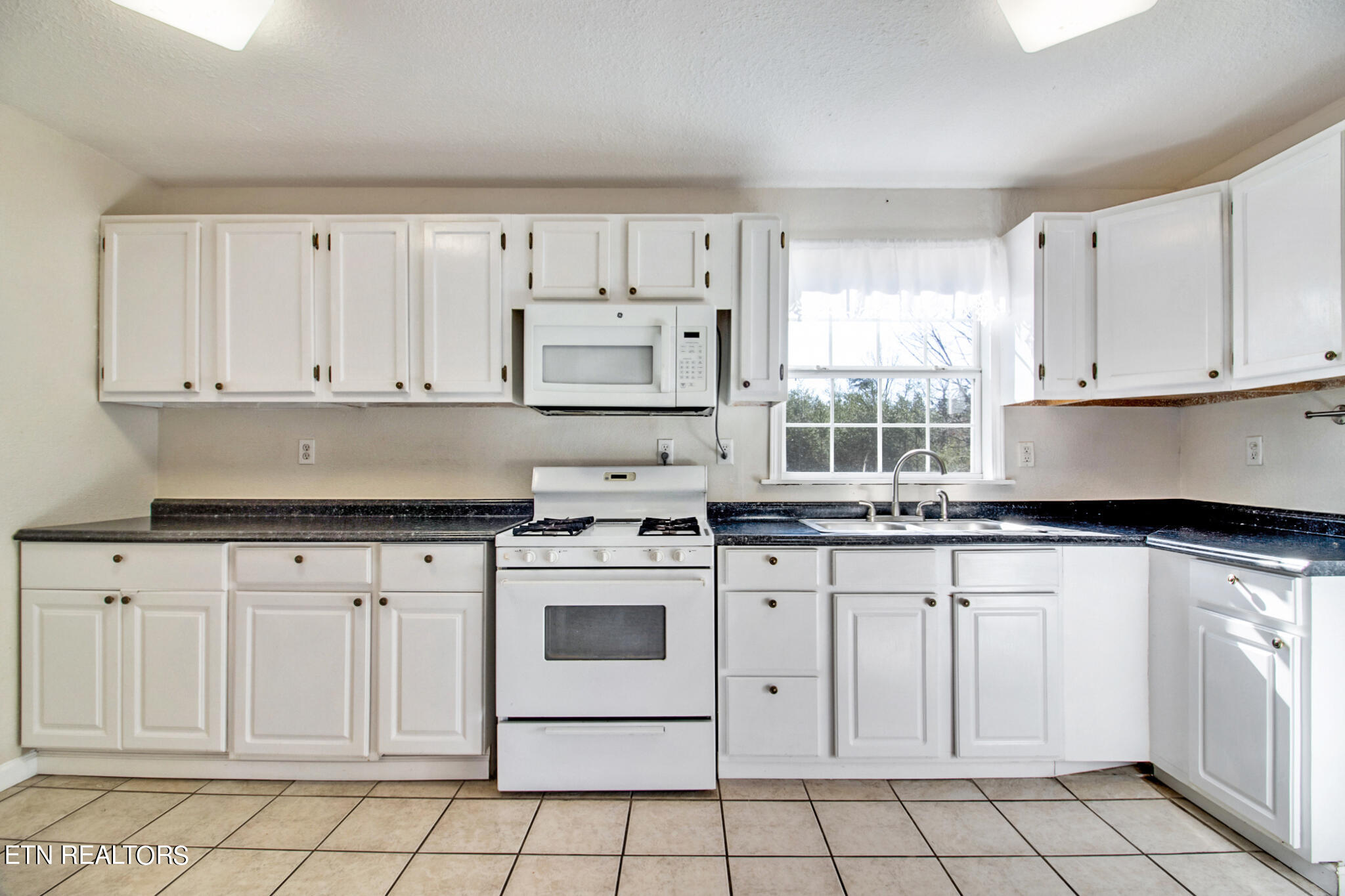8622 Vandever Road Crossville, TN 38572 - Photo 6 of 37 img_9552-img_9556