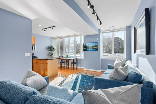 $325,000 | 1636 West Melrose Street, Unit 102, Chicago, IL 60657