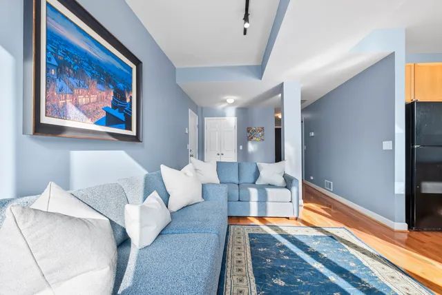 $325,000 | 1636 West Melrose Street, Unit 102, Chicago, IL 60657