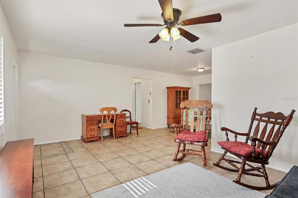 3621 Glen Ridge Lane Sarasota, FL 34233 - Photo 12 of 36 a living room with furniture