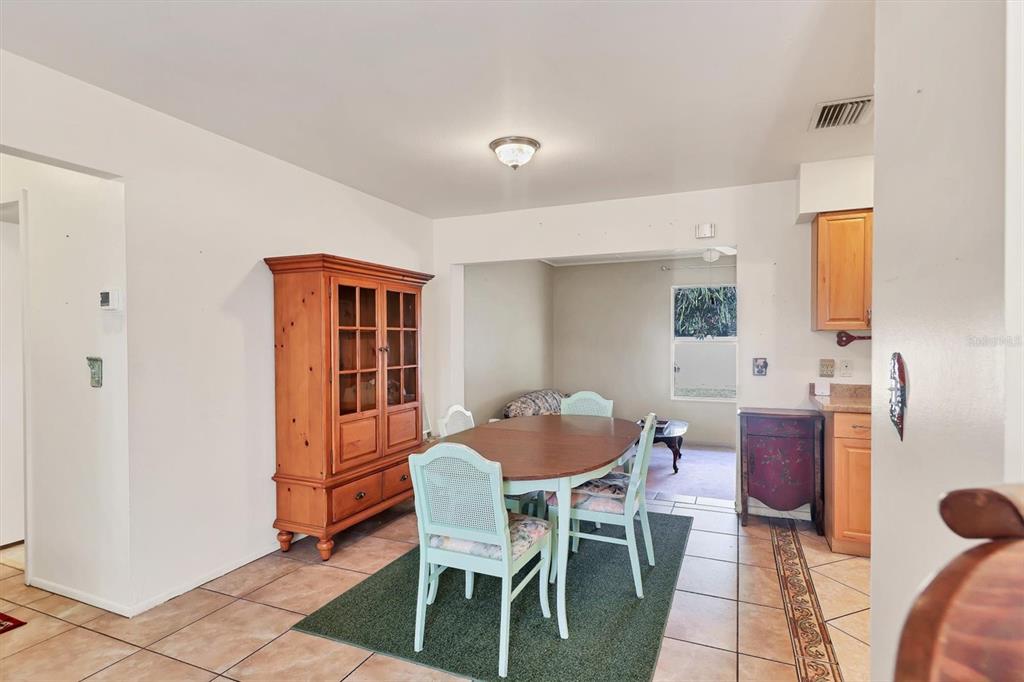 3621 Glen Ridge Lane Sarasota, FL 34233 - Photo 13 of 36 a dining room with furniture and window