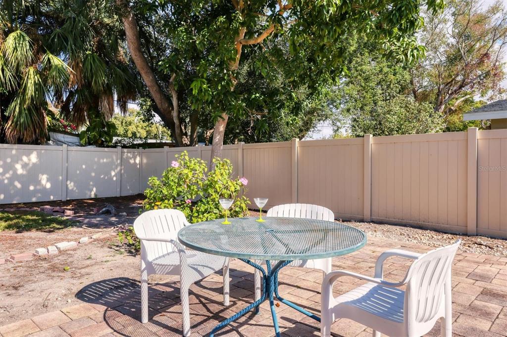 3621 Glen Ridge Lane Sarasota, FL 34233 - Photo 26 of 36 a outdoor space with a table and chairs