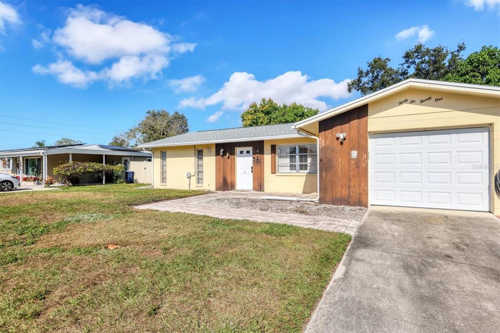3621 Glen Ridge Lane Sarasota, FL 34233 - Photo 6 of 36 a view of a house with a yard and potted plants