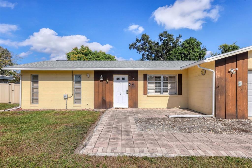3621 Glen Ridge Lane Sarasota, FL 34233 - Photo 7 of 36 a front view of a house with garden