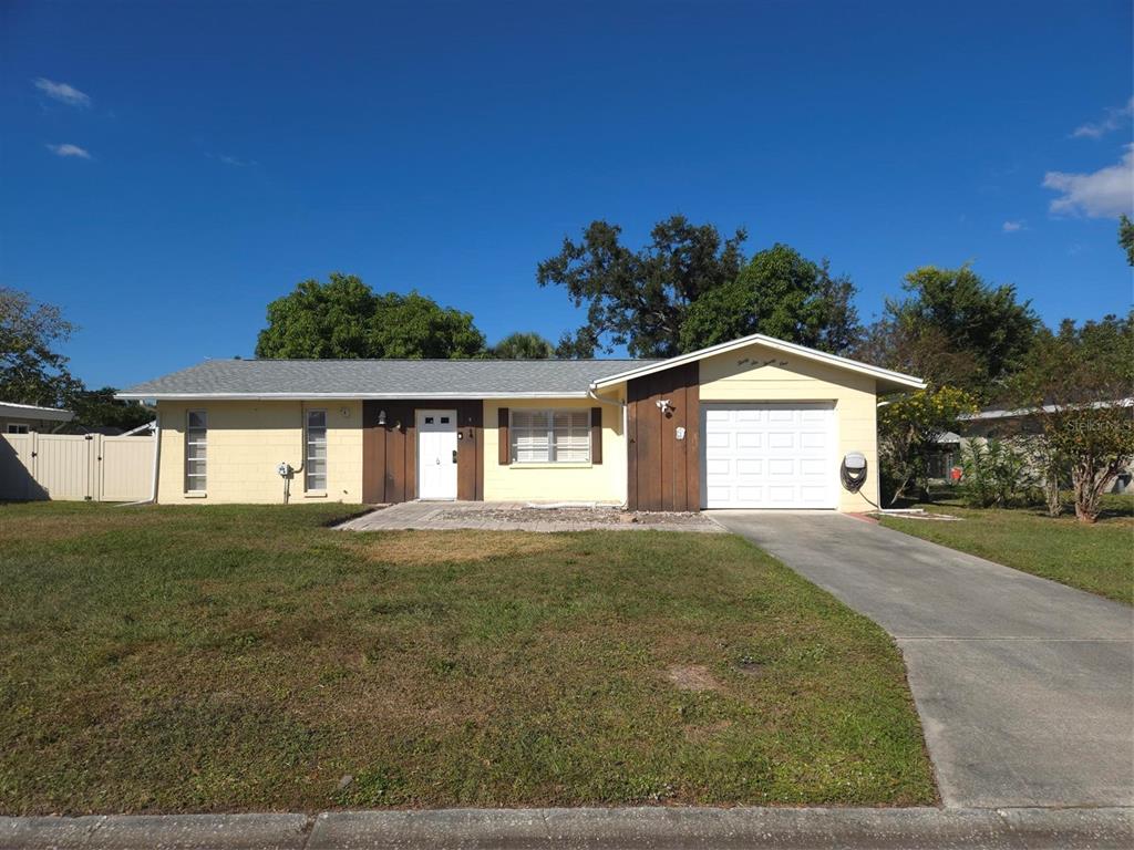 3621 Glen Ridge Lane Sarasota, FL 34233 - Photo 8 of 36 a front view of a house with a yard