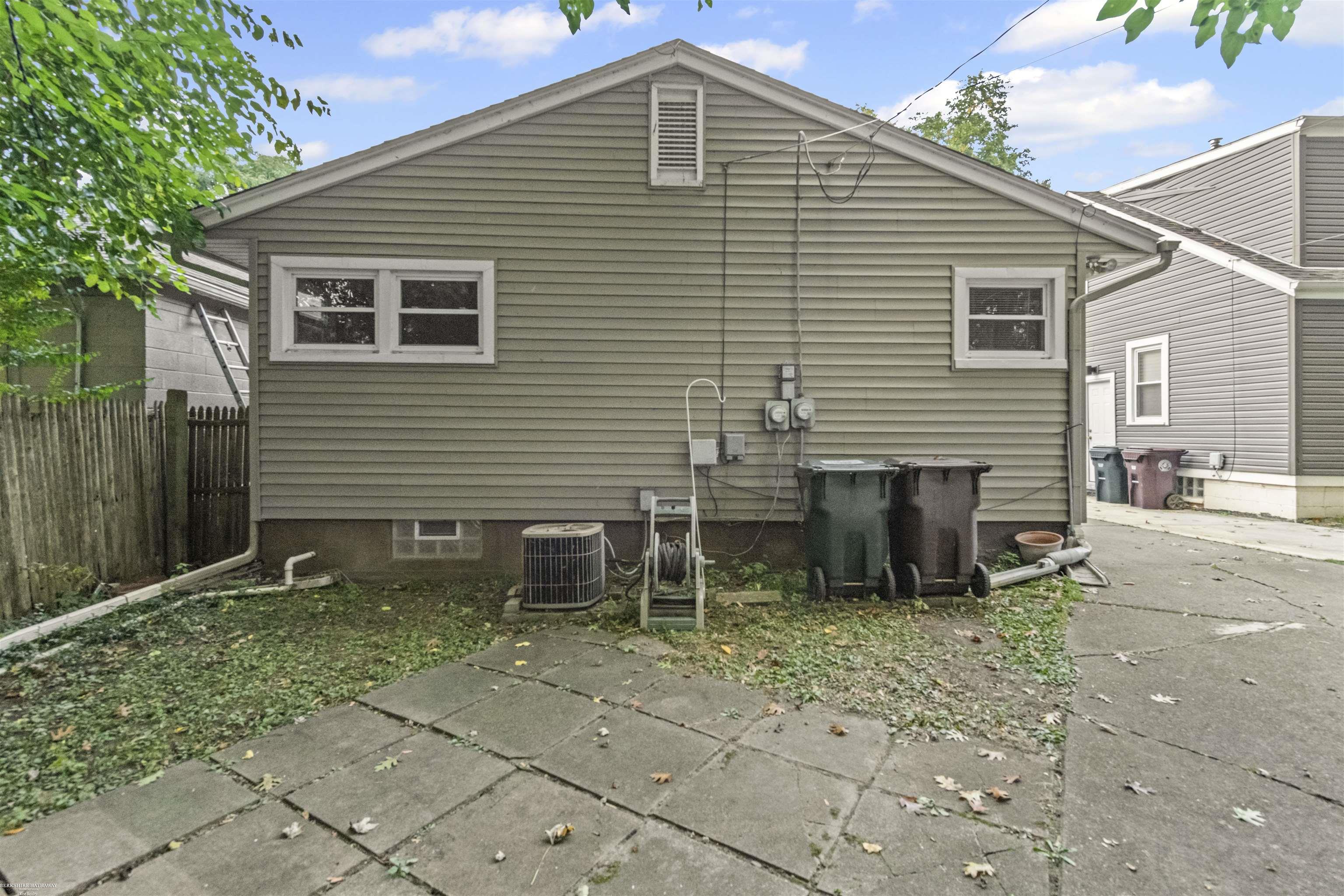 2147 Roslyn Road Grosse Pointe Woods, MI 48236 - Photo 26 of 32