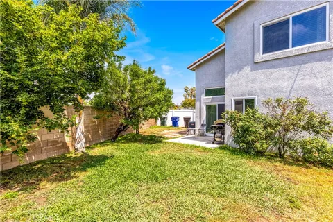 a view of a house with backyard and sitting area