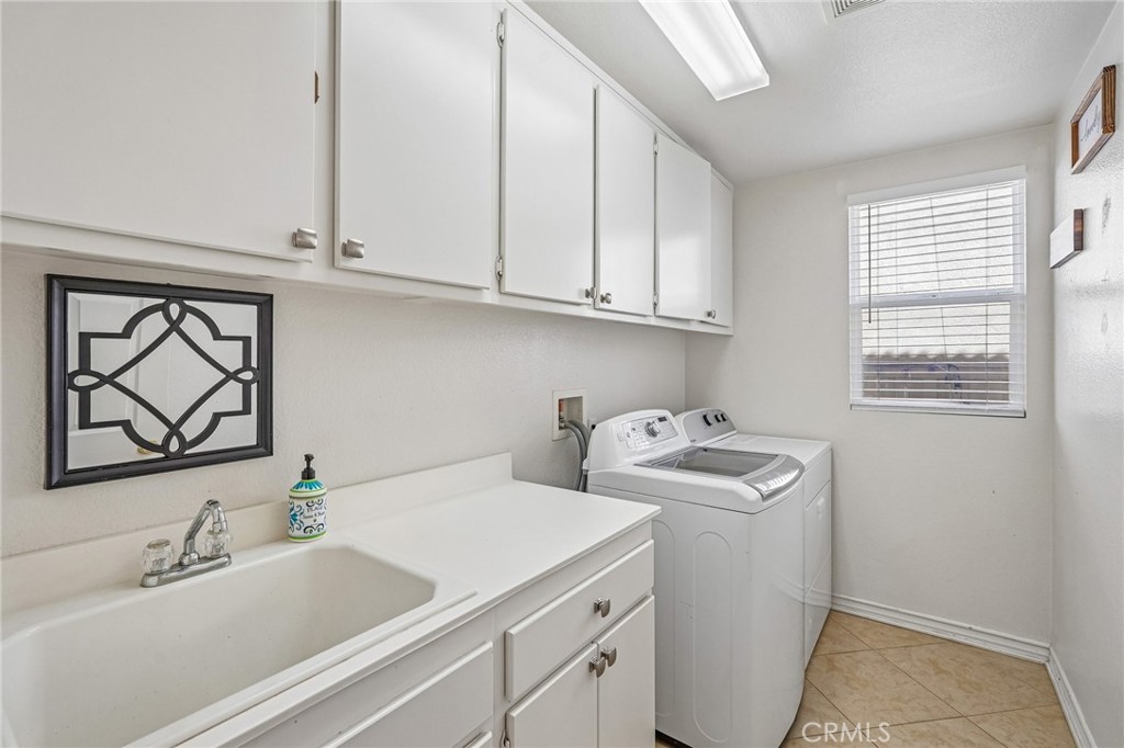 46101 Sharon Street Temecula, CA 92592 - Photo 17 of 34 a view of bathroom with dual sinks