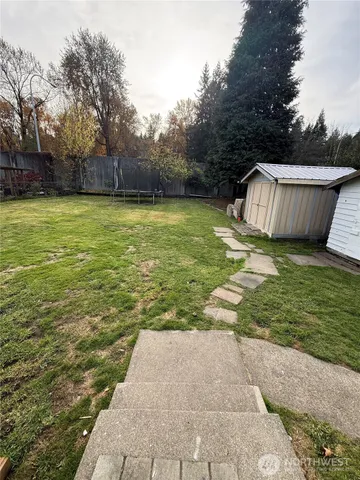 a view of a backyard