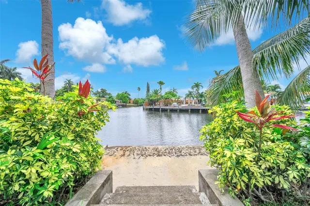 a view of a yard with a fountain