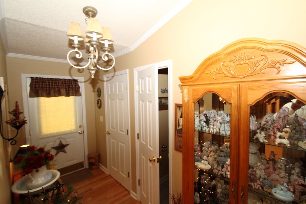 275 G Henson Road Crawley, WV 24931 - Photo 17 of 29 Foyer
