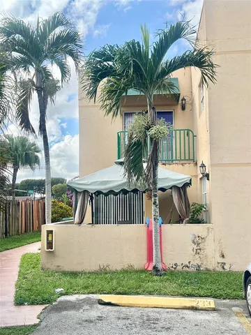 a view of a yard in front of a house