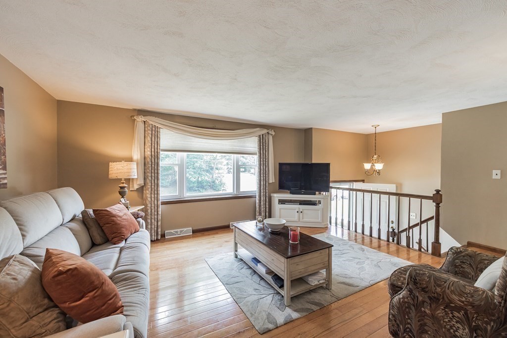 4 Mirror Road Billerica, MA 01821 - Photo 5 of 26 Gallery Image 5