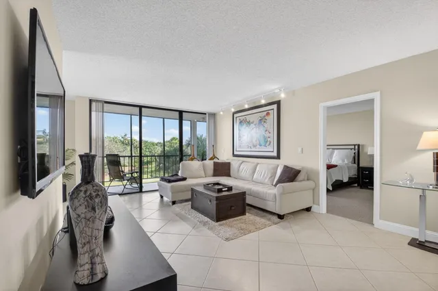 $389,000 | 6797 Willow Wood Drive, Unit 6041, Boca Raton, FL 33434