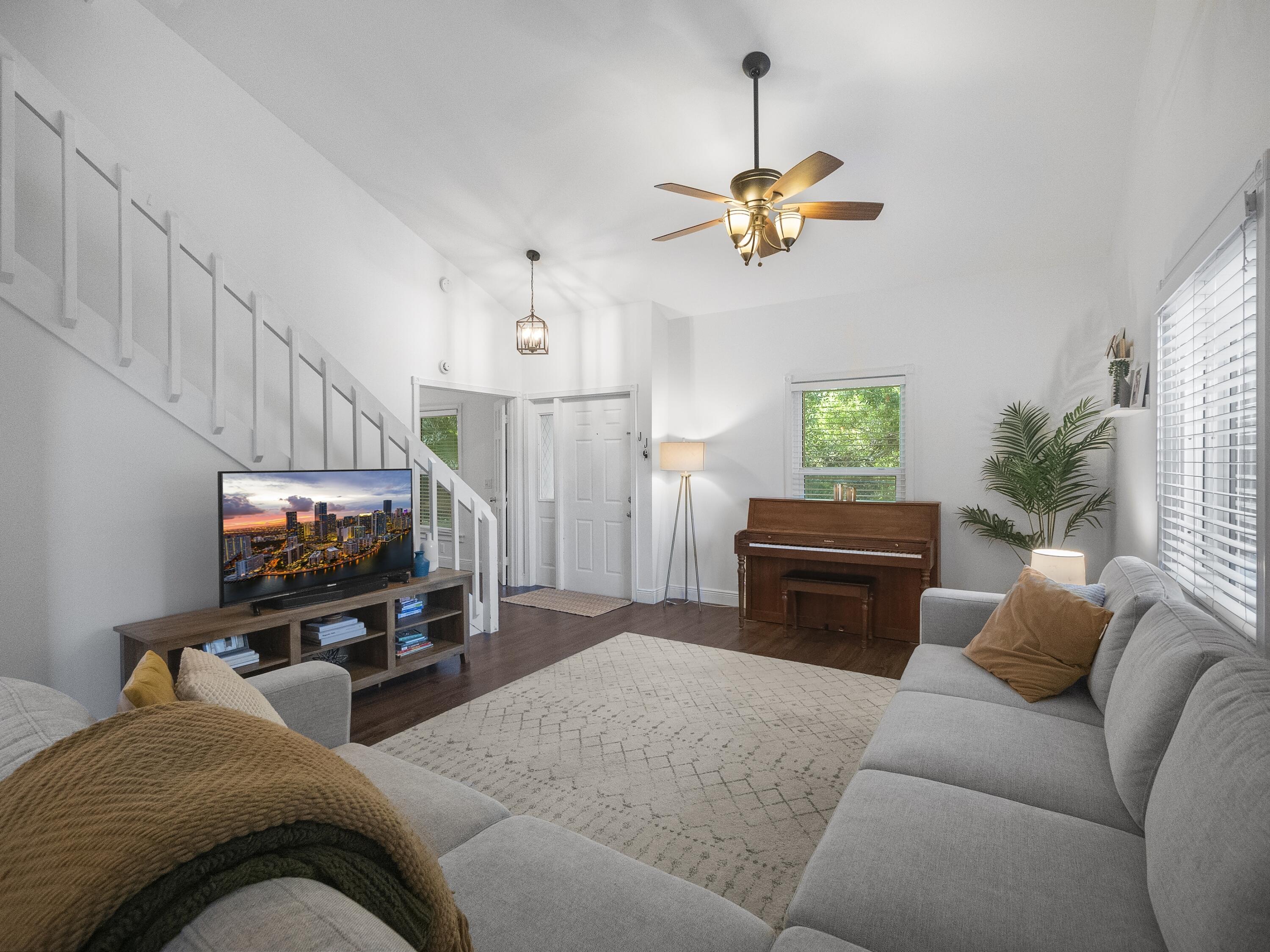 312 Maplecrest Circle Jupiter, FL 33458 - Photo 3 of 15 Living Area