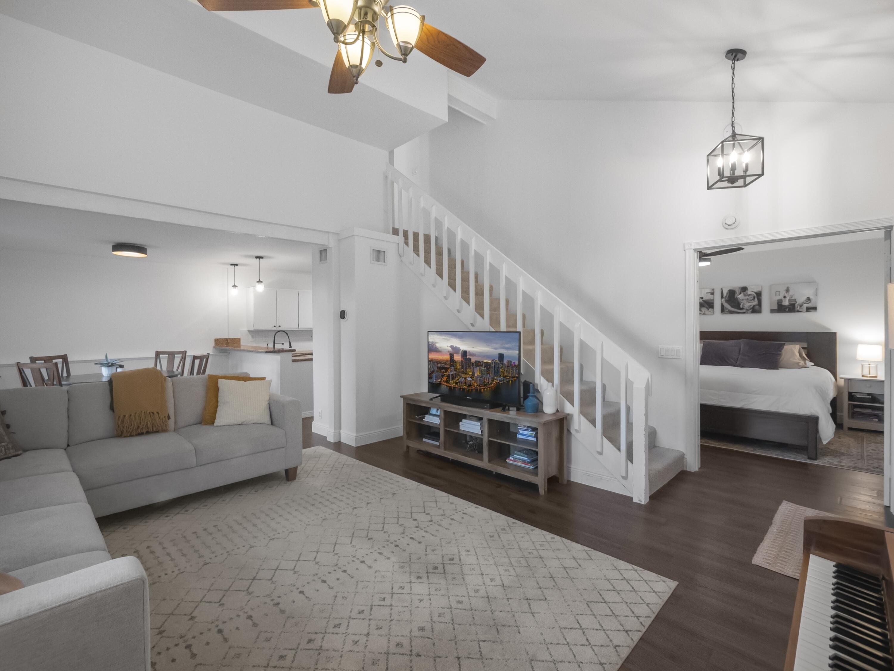 312 Maplecrest Circle Jupiter, FL 33458 - Photo 4 of 15 Living Area